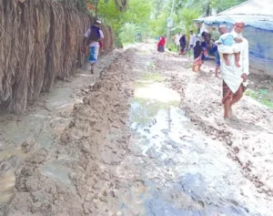 তিন কিলোমিটার সড়কে জনদুর্ভোগ