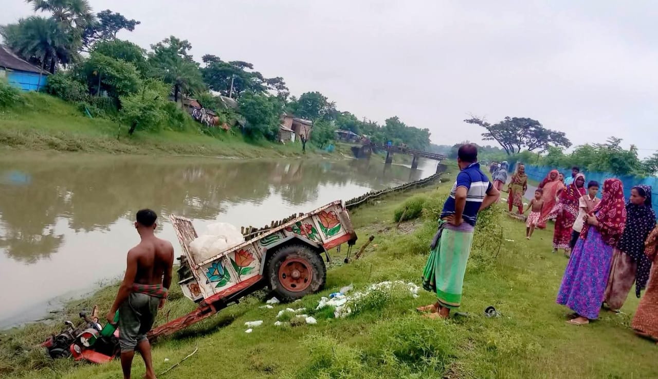 সাতক্ষীরার কালিগঞ্জে শিশুকে বাঁচাতে যমুনার খালে ট্রলি