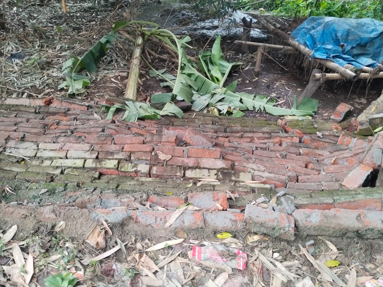 হাইকোর্টের নিষেধাজ্ঞা সত্ত্বেও গাজীপুরে জমির সীমানাপ্রাচীর ভাঙার অভিযোগ