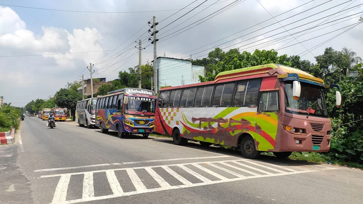 ৪৩ ঘণ্টা পর রাজবাড়ী-ফরিদপুর রুটে বাস চলাচল শুরু