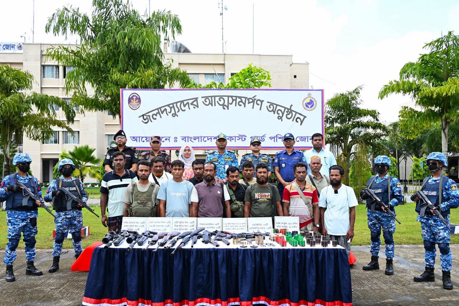 নানা ভাই বাহিনীর প্রধানসহ ১২ জন সক্রিয় ডাকাত সদস্য কোস্ট গার্ডের নিকট আত্মসমর্পণ