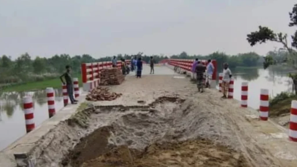 ৬ কোটি টাকার সেতুর সংযোগ সড়কে উদ্বোধনের ২ মাসেই ধস