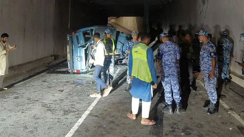 ‎থার্ড টার্মিনালের ওপর থেকে পিকআপ নিচে পড়ে বিমানবাহিনীর ৩ সদস্য নিহত
